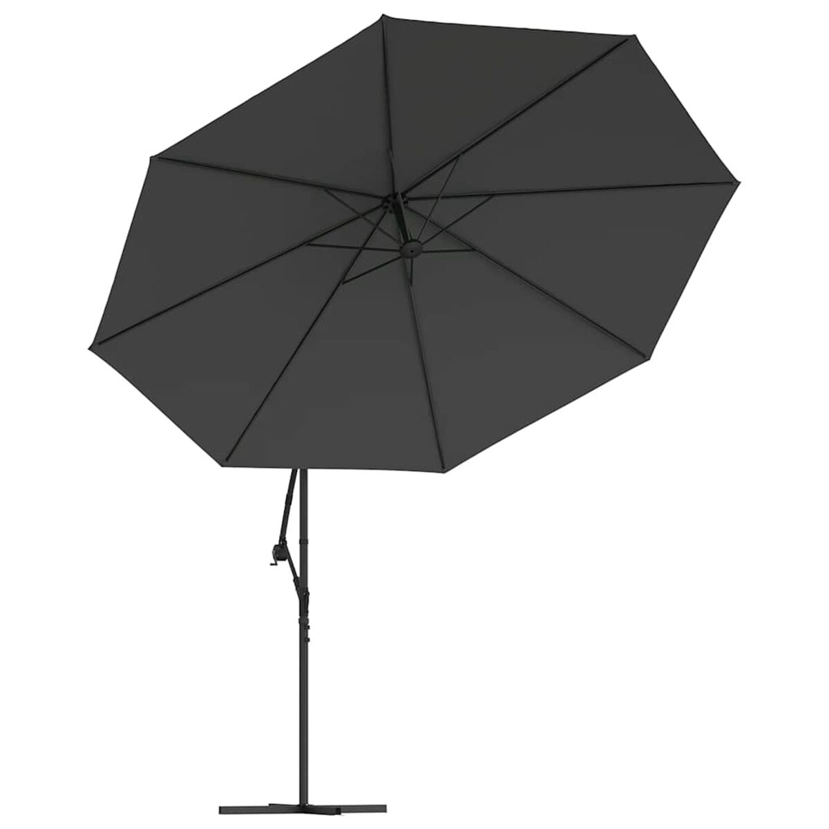 Un ombrellone nero inclinato, con un palo e una base in metallo, su sfondo bianco.