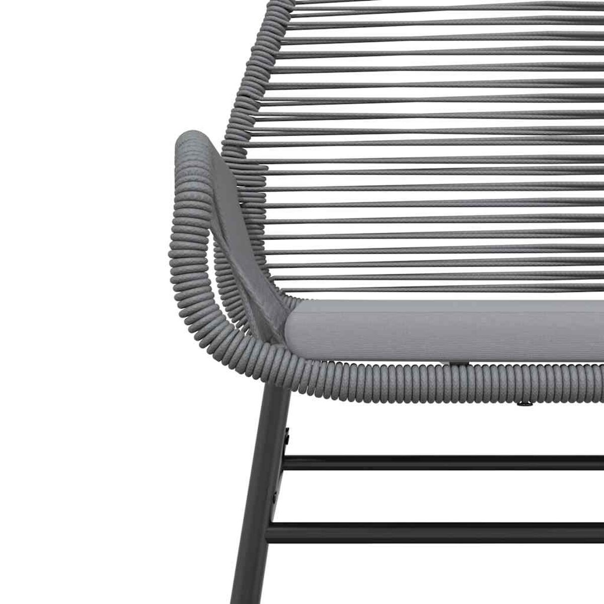 Primo piano del telaio e della seduta di una sedia grigia, realizzata in materiale simile a una corda.