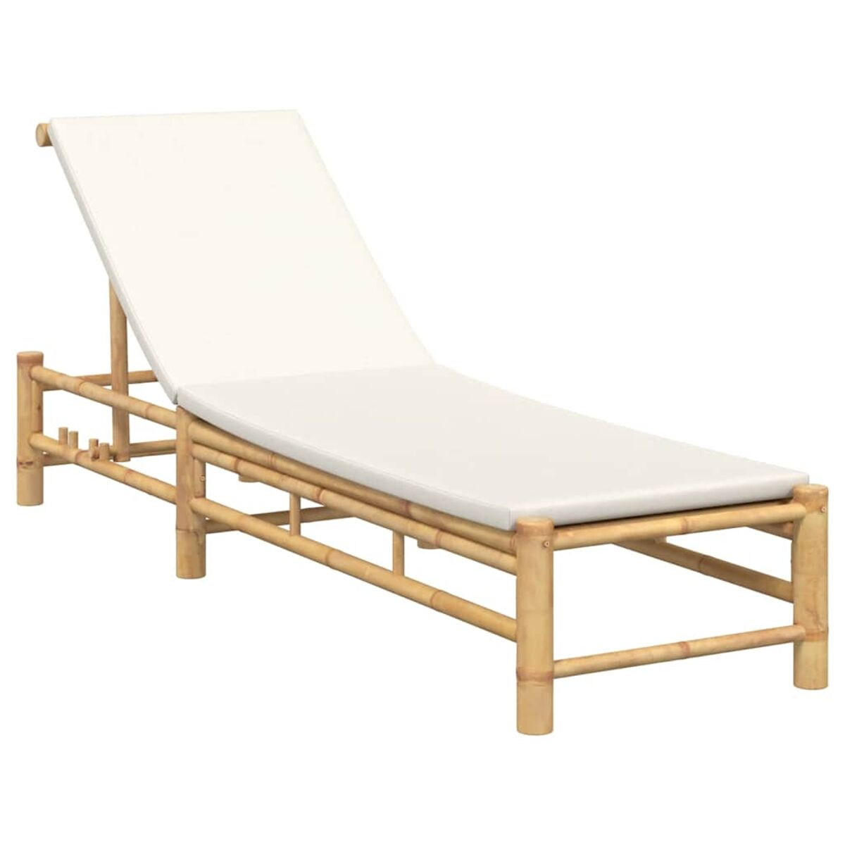 Lettino prendisole in legno per esterni con cuscino bianco su sfondo bianco.
