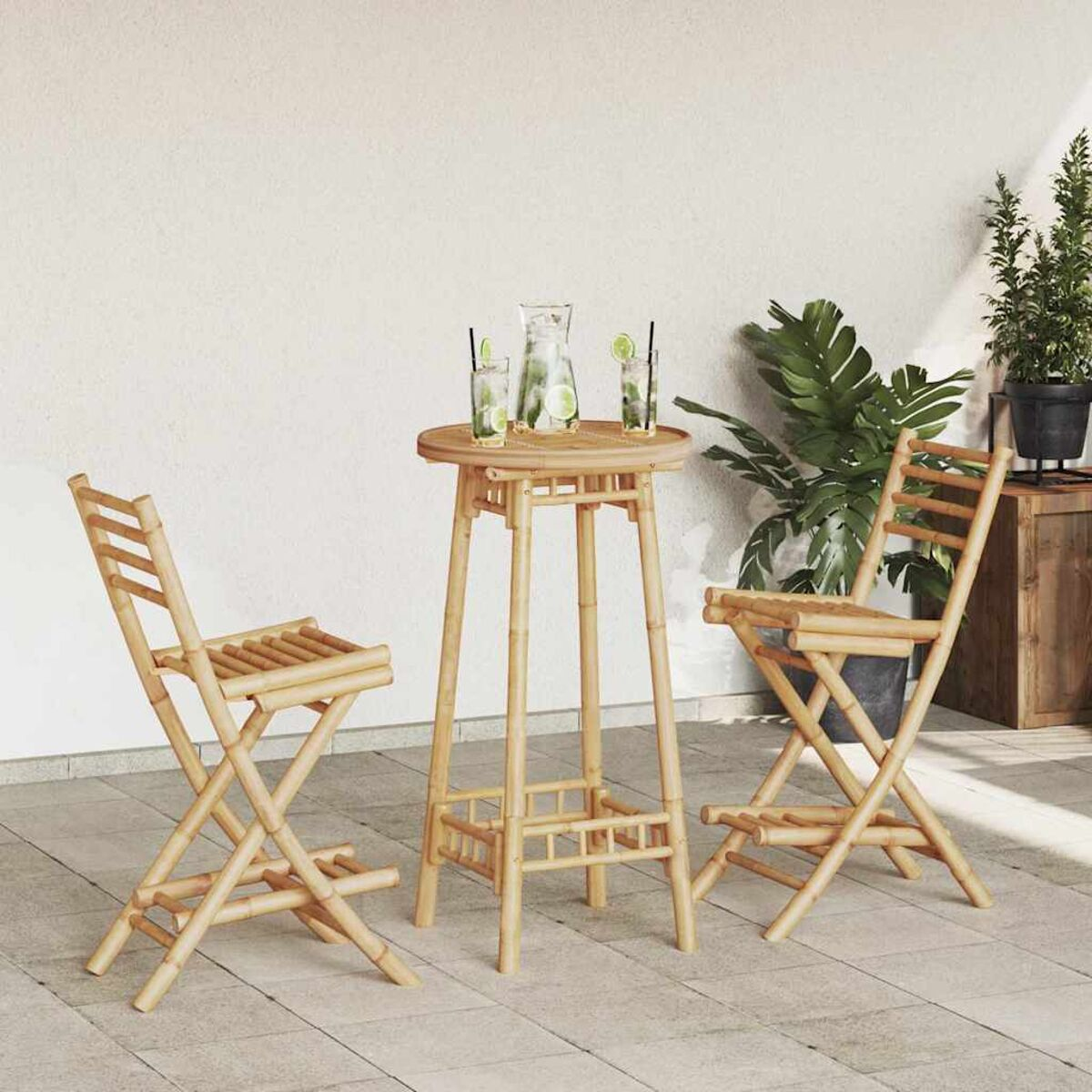Tavolo e sedie da bar in bambù su un patio con bevande e piante.