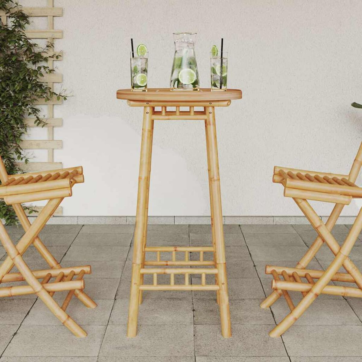 Un tavolo alto in bambù con bevande e due sedie in bambù. Le bevande sono in bicchieri e una caraffa.