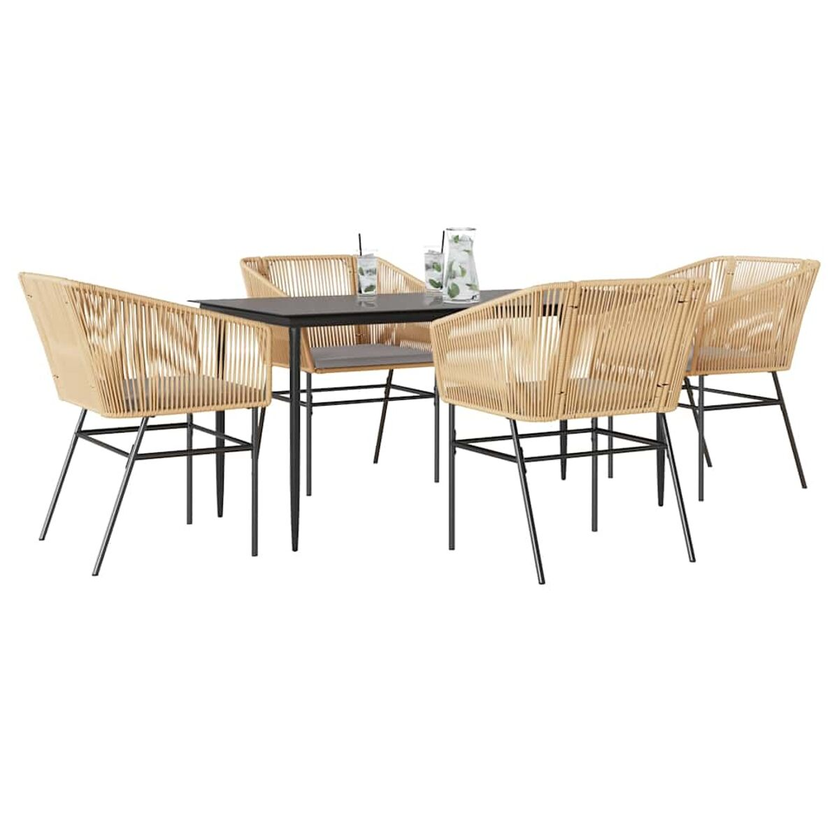 Set da pranzo all'aperto: tavolo e quattro sedie. Design della sedia intrecciata. Sfondo bianco.