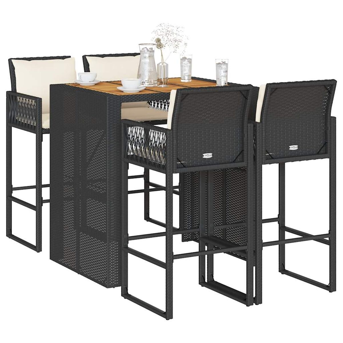 Set da pranzo all'aperto con tavolo e quattro sgabelli da bar. Mobili in vimini neri.