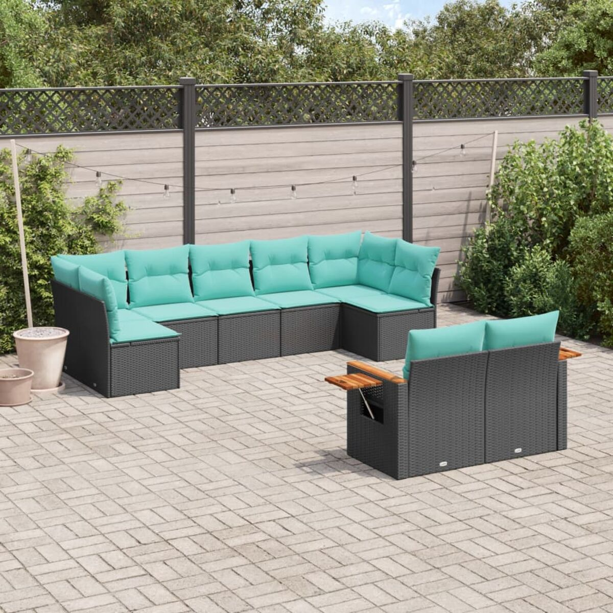 Set di mobili da patio all'aperto. Include un divano componibile con cuscini turchesi e un tavolino coordinato.
