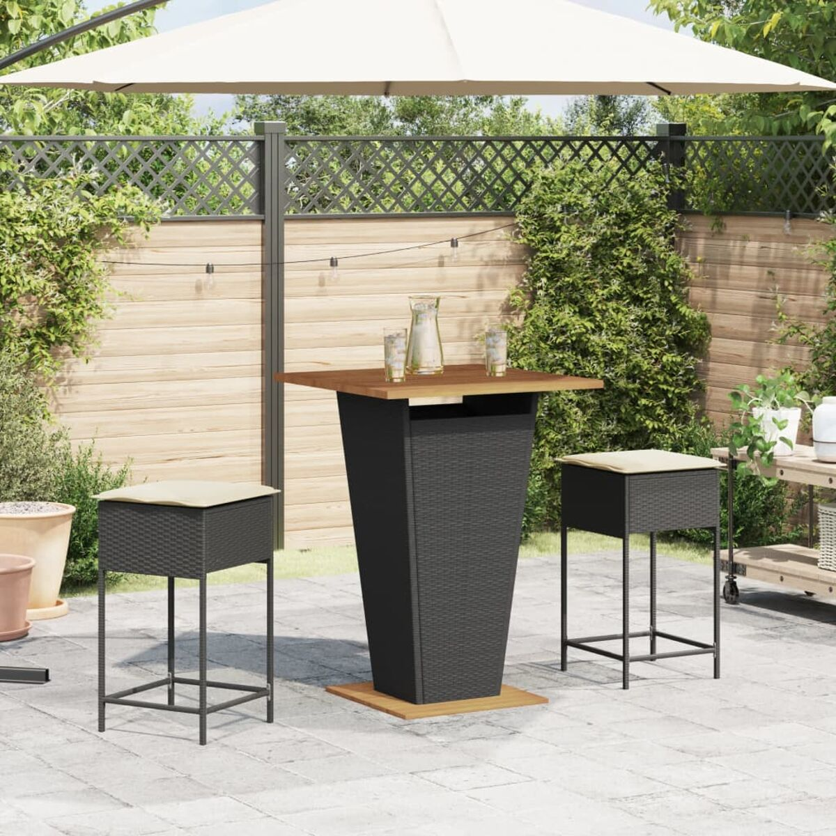 Outdoor Bar-Set mit brauner Tischplatte, zwei Hockern und einem weißen Sonnenschirm.
