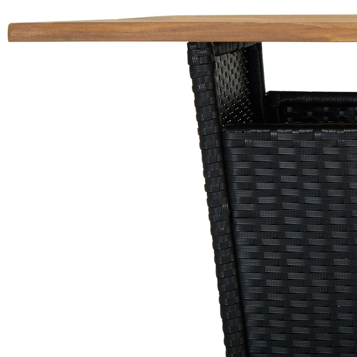 Nahaufnahme eines schwarzen, gewebten Sitzes. Der Sitz besteht aus dunklem Material.