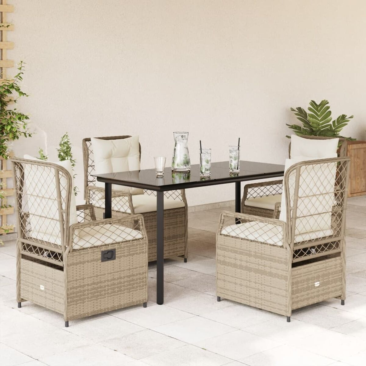 Essgruppe im Freien mit vier Stühlen und einem Tisch mit Glasplatte. Stühle haben beige Kissen. Neutraler Hintergrund.