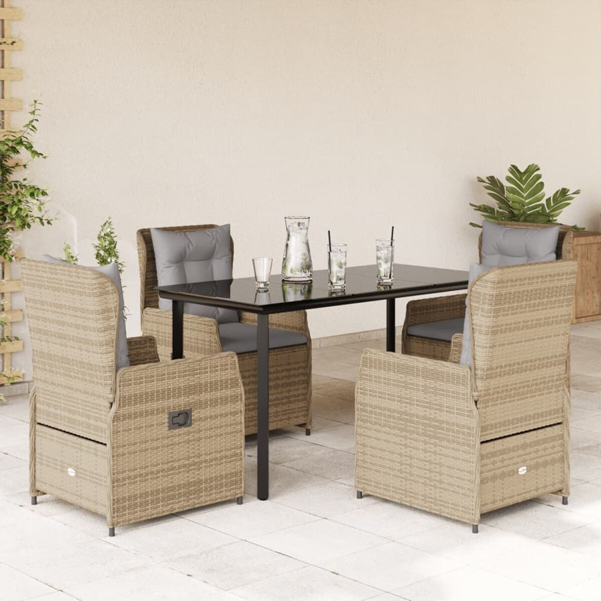 Set da pranzo per esterni con tavolo con piano in vetro, quattro sedie con cuscini grigi, su un patio.
