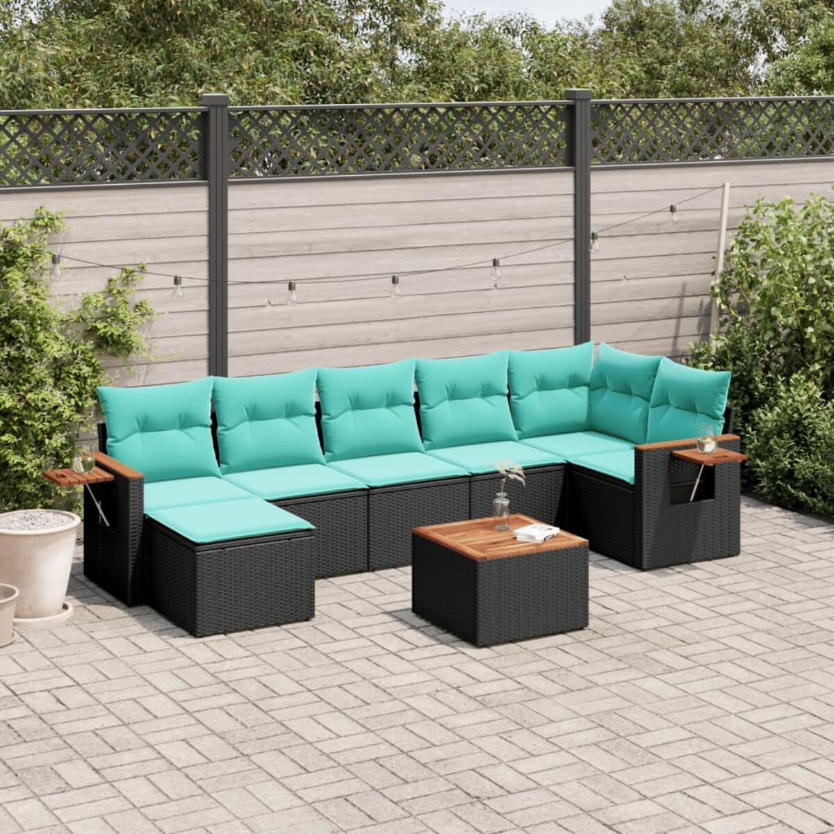 Set patio esterno nero con cuscini turchesi, braccioli in legno e un tavolino quadrato. Patio in mattoni.