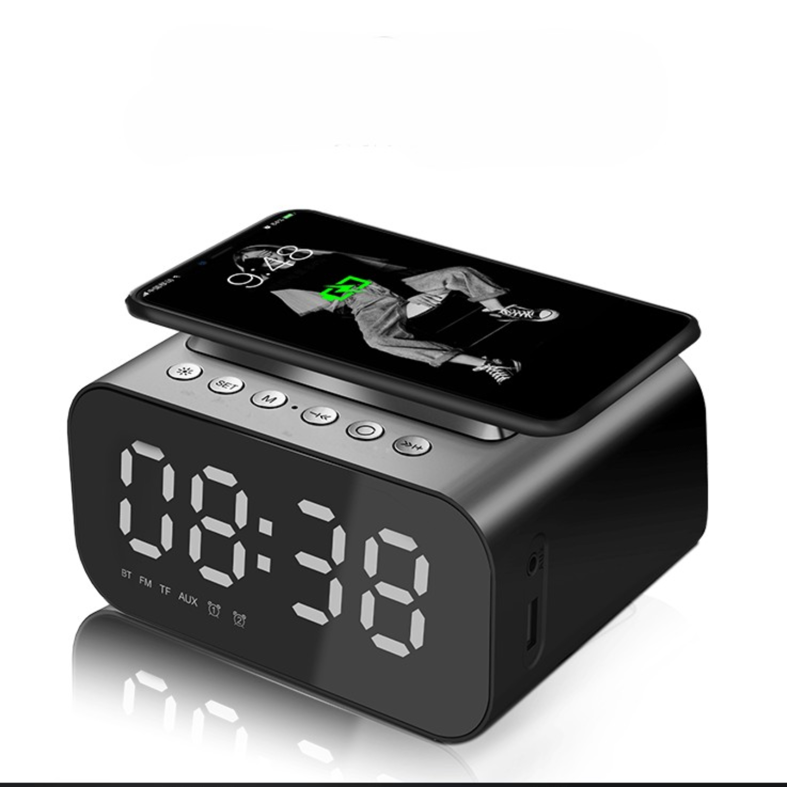 Schwarzer Wecker mit Telefon oben drauf. Uhr zeigt die Zeit 08:38. Enthält BT, FM, TF und AUX Symbole.