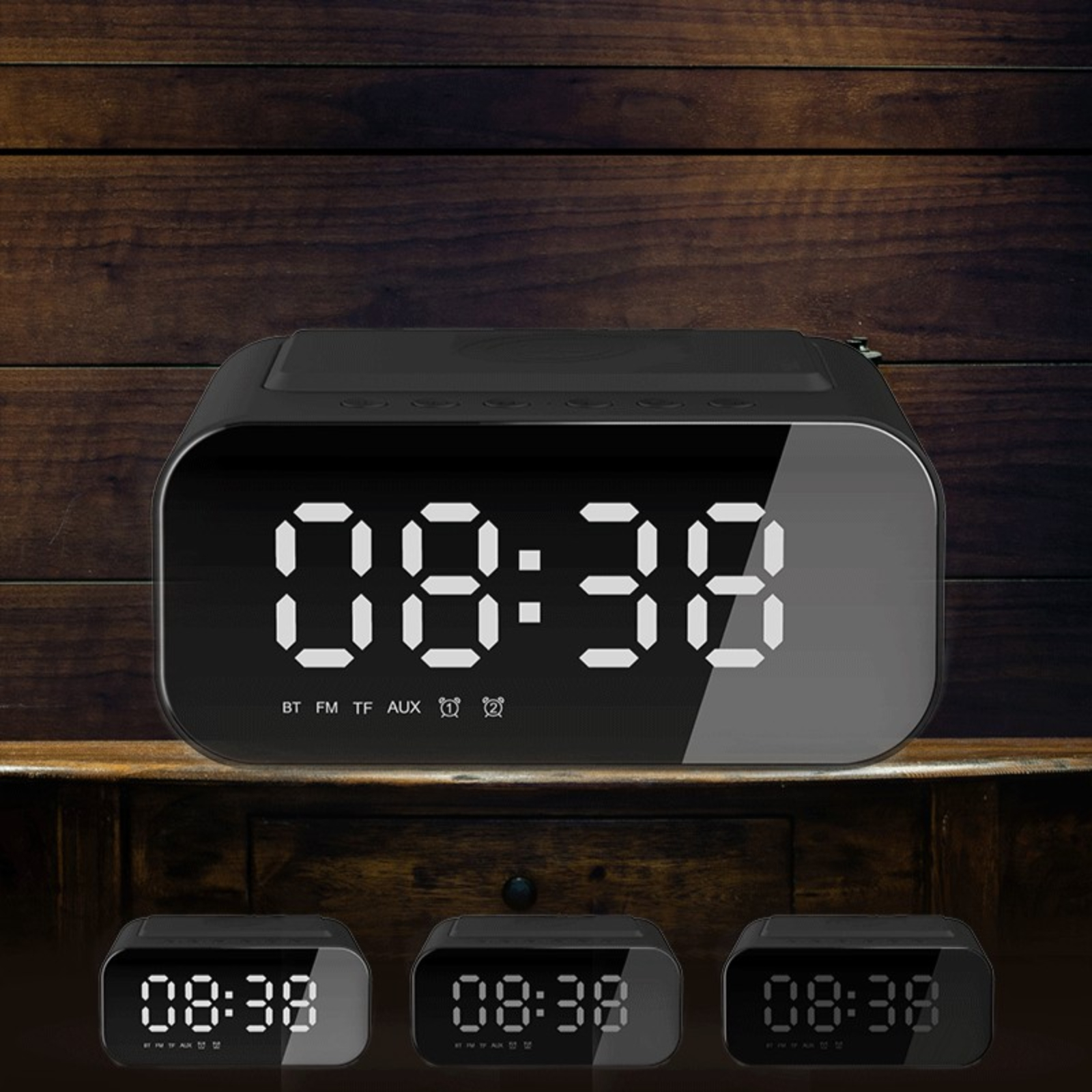 Schwarzer digitaler Wecker mit der Anzeige 08:38. Drei kleinere Uhren zeigen die gleiche Zeit.