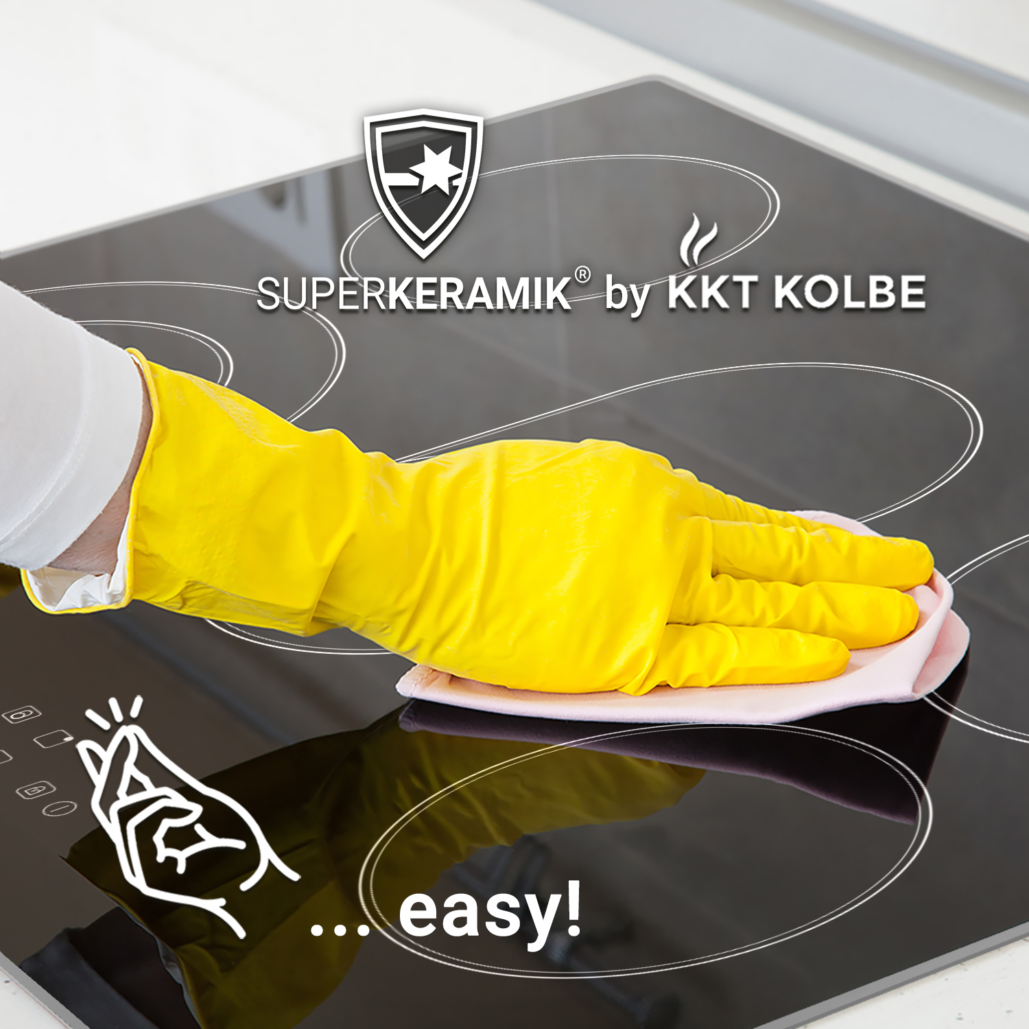 Eine Person mit gelben Handschuhen reinigt ein schwarzes Kochfeld mit einem rosa Tuch.