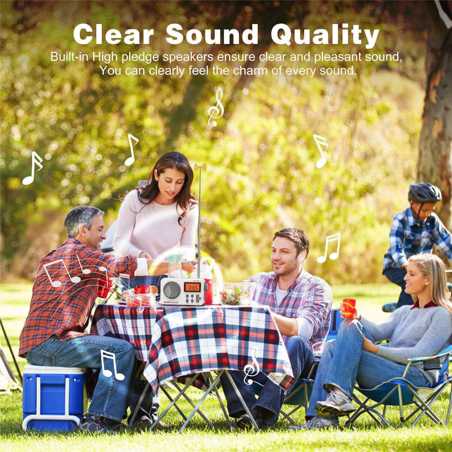 Leute sitzen um einen Tisch mit einem Radio, das Musik spielt. Picknick-Einstellung.