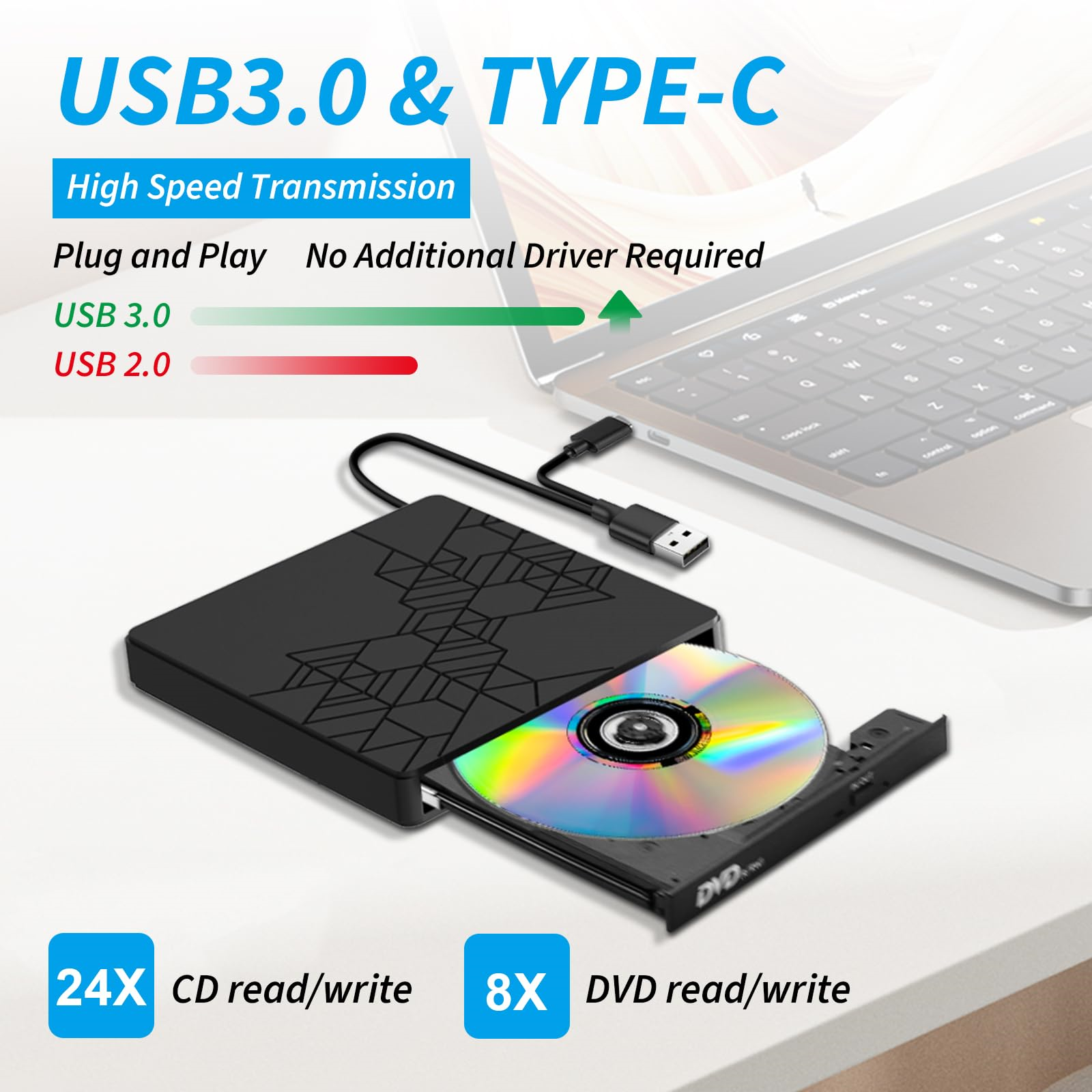 Ein schwarzes DVD-Laufwerk mit einer CD im Inneren und einem Laptop im Hintergrund. USB 3.0 und Typ-C Anschlüsse.