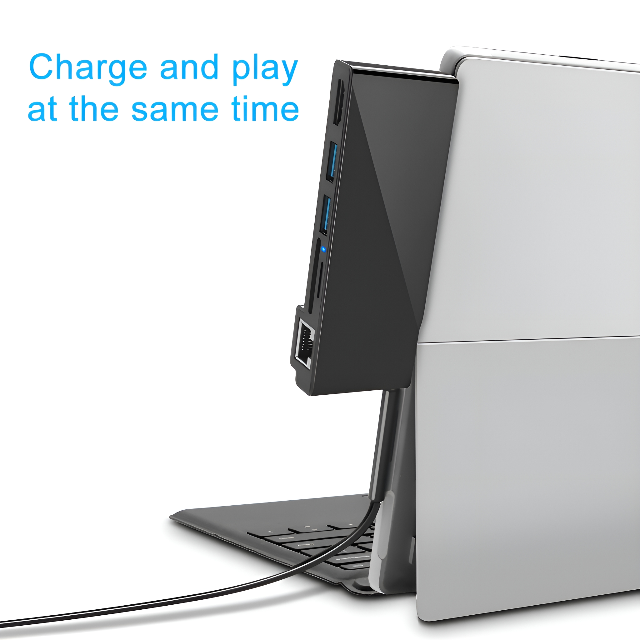 Schwarzer USB-Hub mit Laptop verbunden. Text: Laden und gleichzeitig spielen.