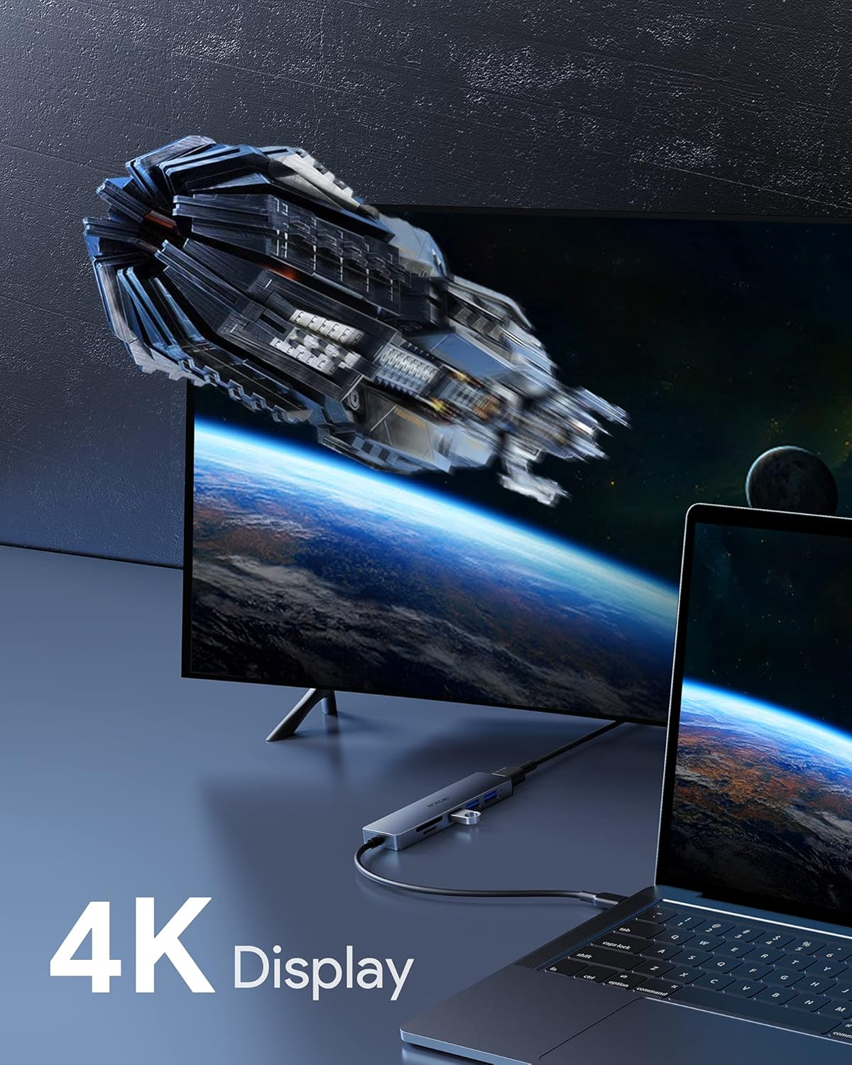 Laptop, der über einen Hub mit einem Fernseher verbunden ist, der ein 4K-Bild anzeigt.