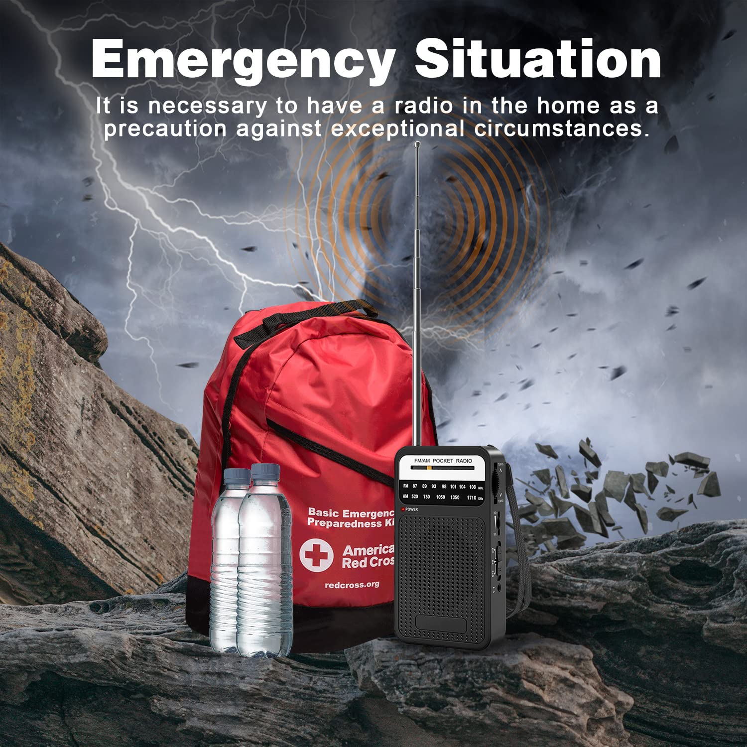 Ein roter Notfallrucksack mit Radio und zwei Wasserflaschen. Blitze im Hintergrund.