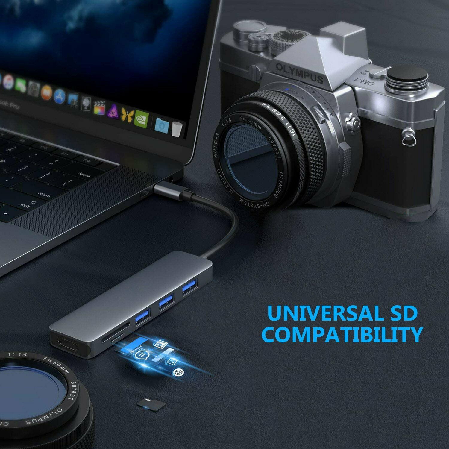 Laptop, der mit einem Hub mit SD-Karten- und USB-Anschlüssen verbunden ist. Kamera dahinter.