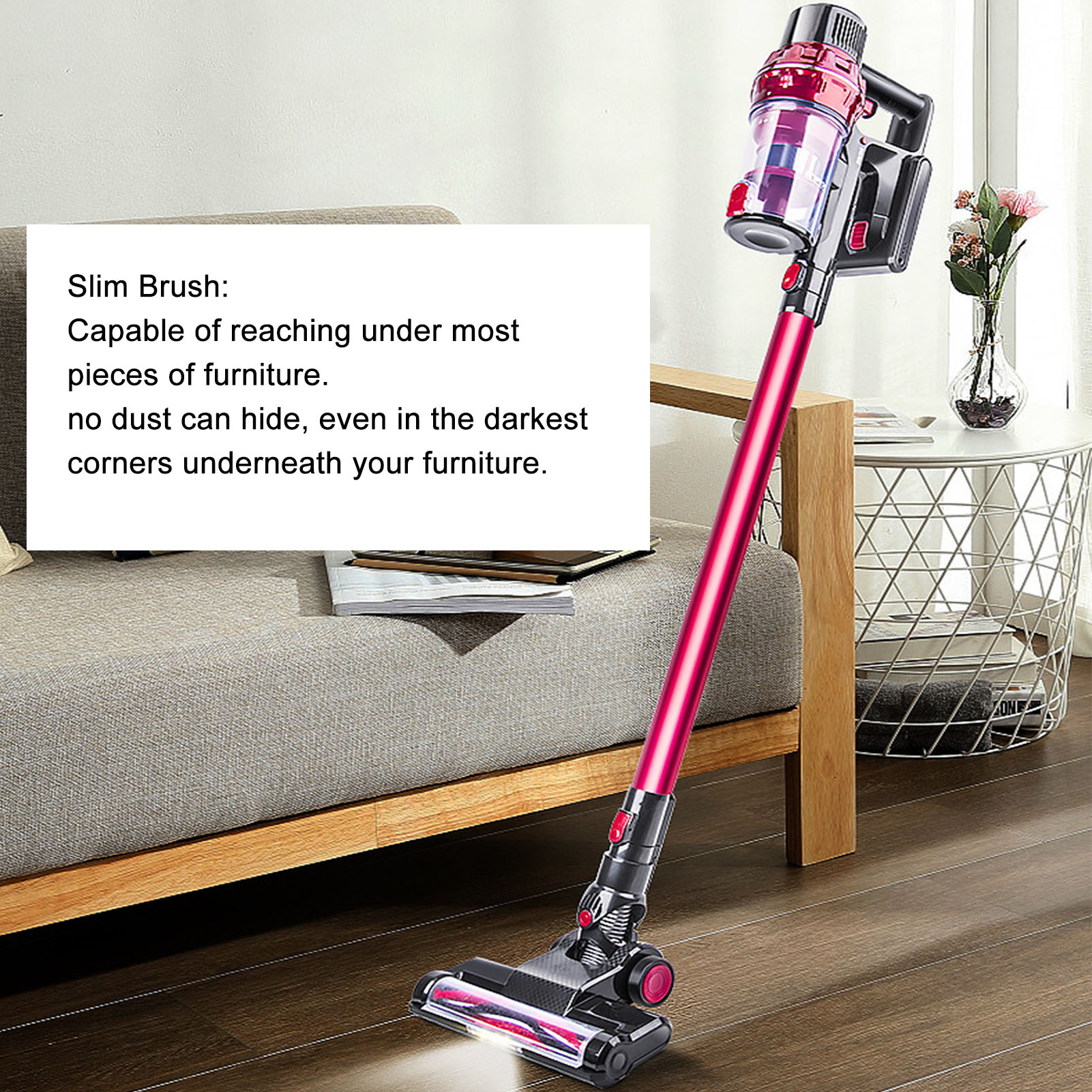 Ein pink-roter Akku-Staubsauger steht auf dem Boden in der Nähe des Sofas. Text auf dem Bild.
