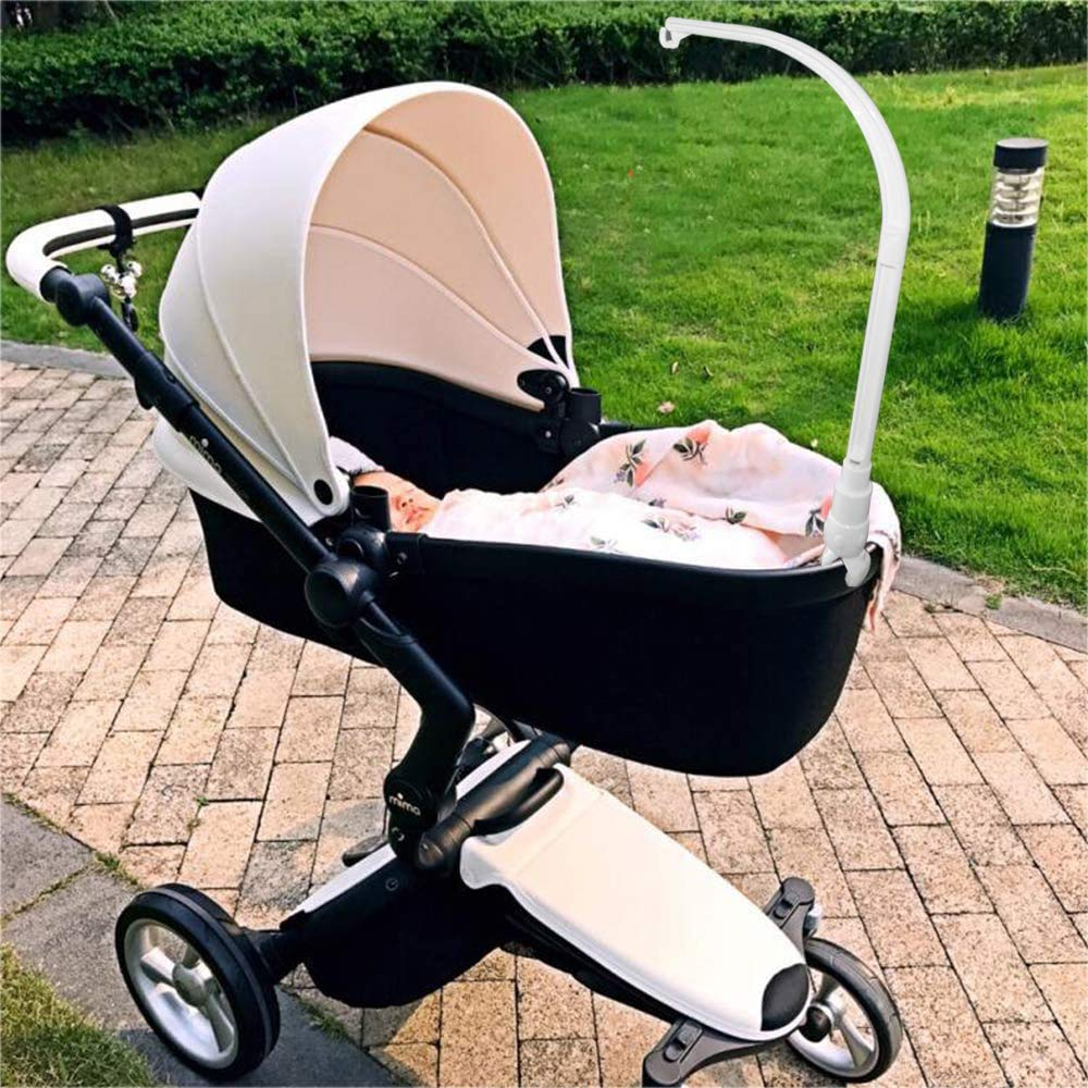 Weißer und schwarzer Kinderwagen mit Baby, im Park.