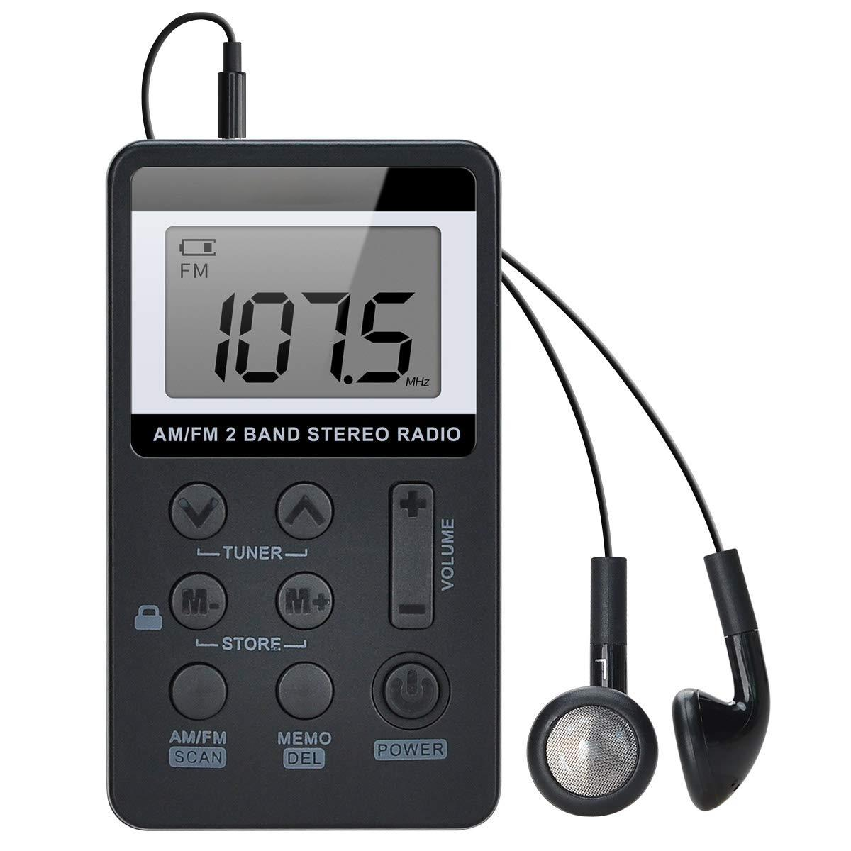 Schwarzes AM/FM-Radio mit Kopfhörern. Das Display zeigt 107,5 MHz. Isoliert auf Weiß.