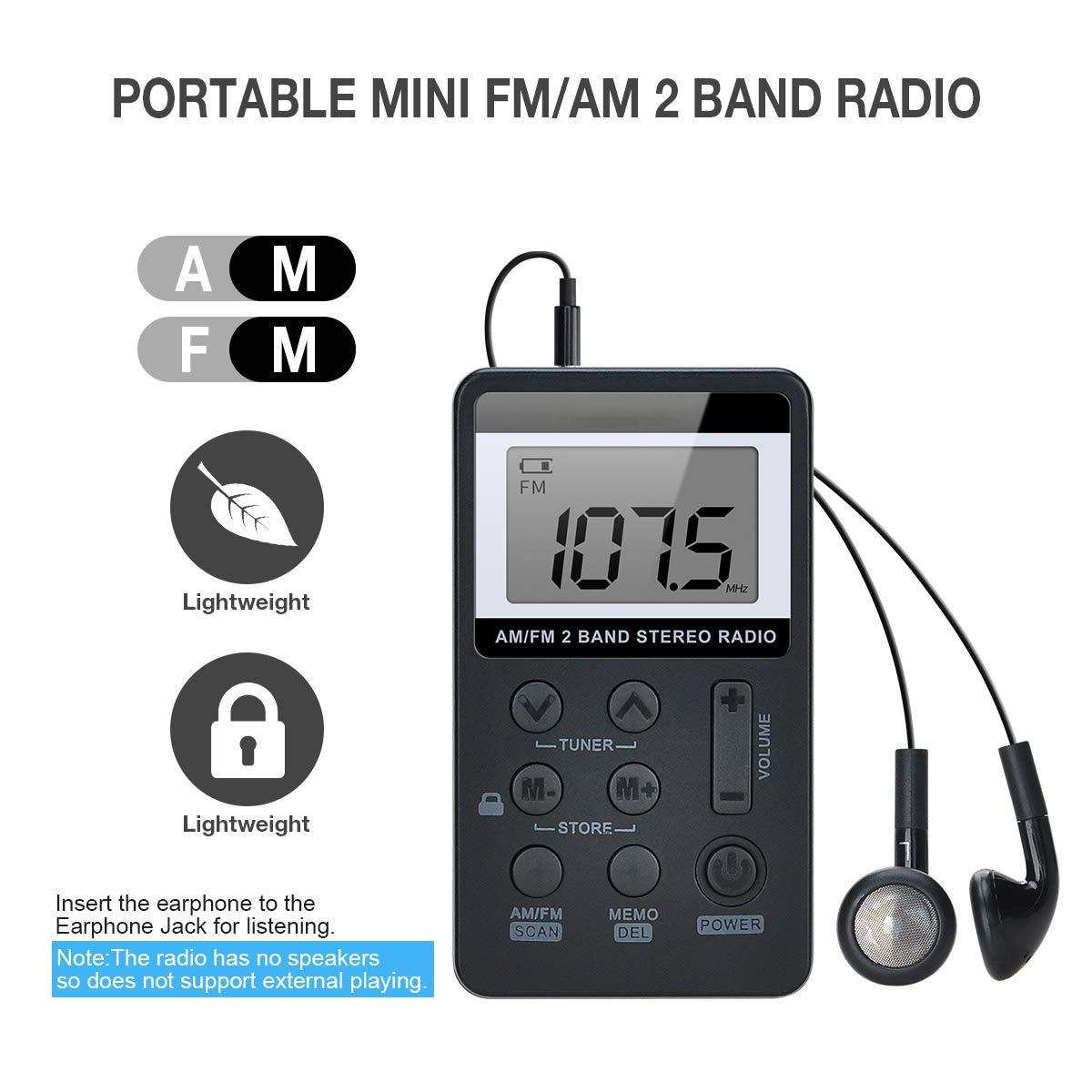 Schwarzes Mini-Radio mit Kopfhörern. Es hat einen Bildschirm mit 107,5 MHz und Knöpfen.