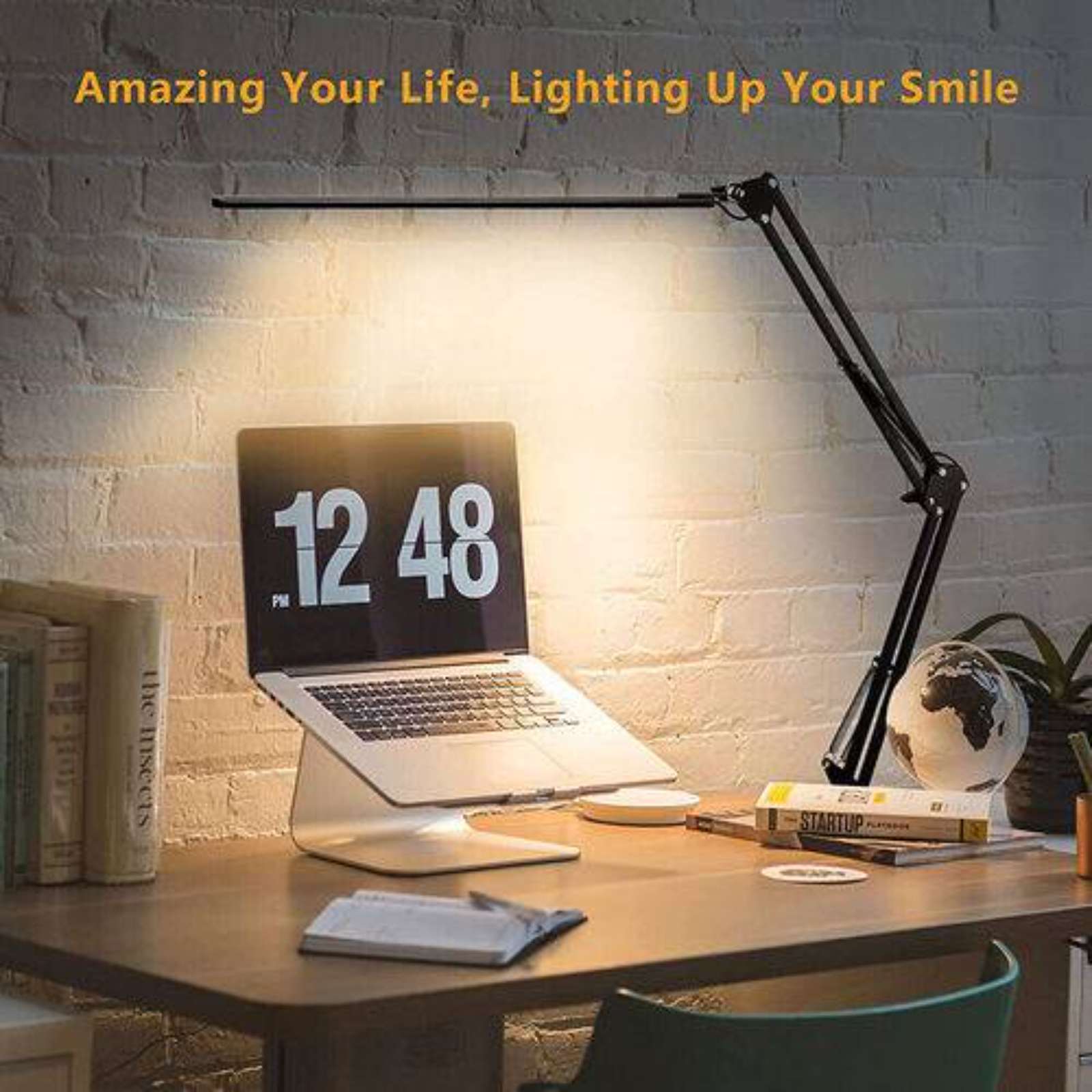 Schreibtisch mit Laptop, der die Uhrzeit '12 48' anzeigt. Schreibtischlampe beleuchtet die Szene. Bücher, Globus und Notizen sichtbar.