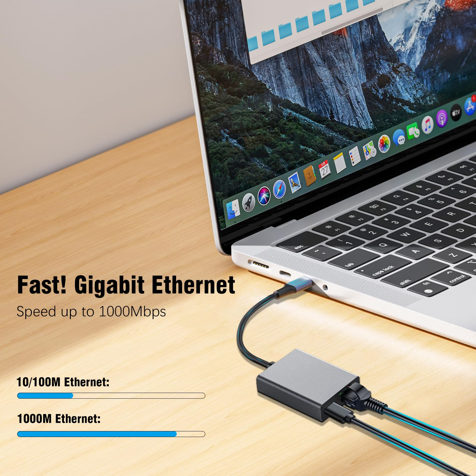 Laptop, der an einen Adapter angeschlossen ist. Ethernet-Kabel ist angeschlossen. Der Laptop steht auf einem Holzschreibtisch.