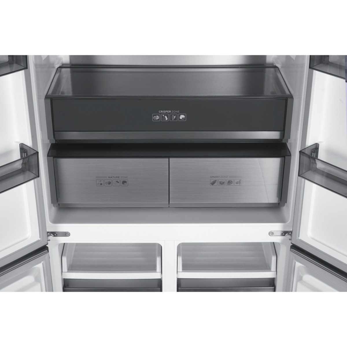 Srebrna lodówka, otwarta. Widoczne półki, szuflady i NoFrost.
