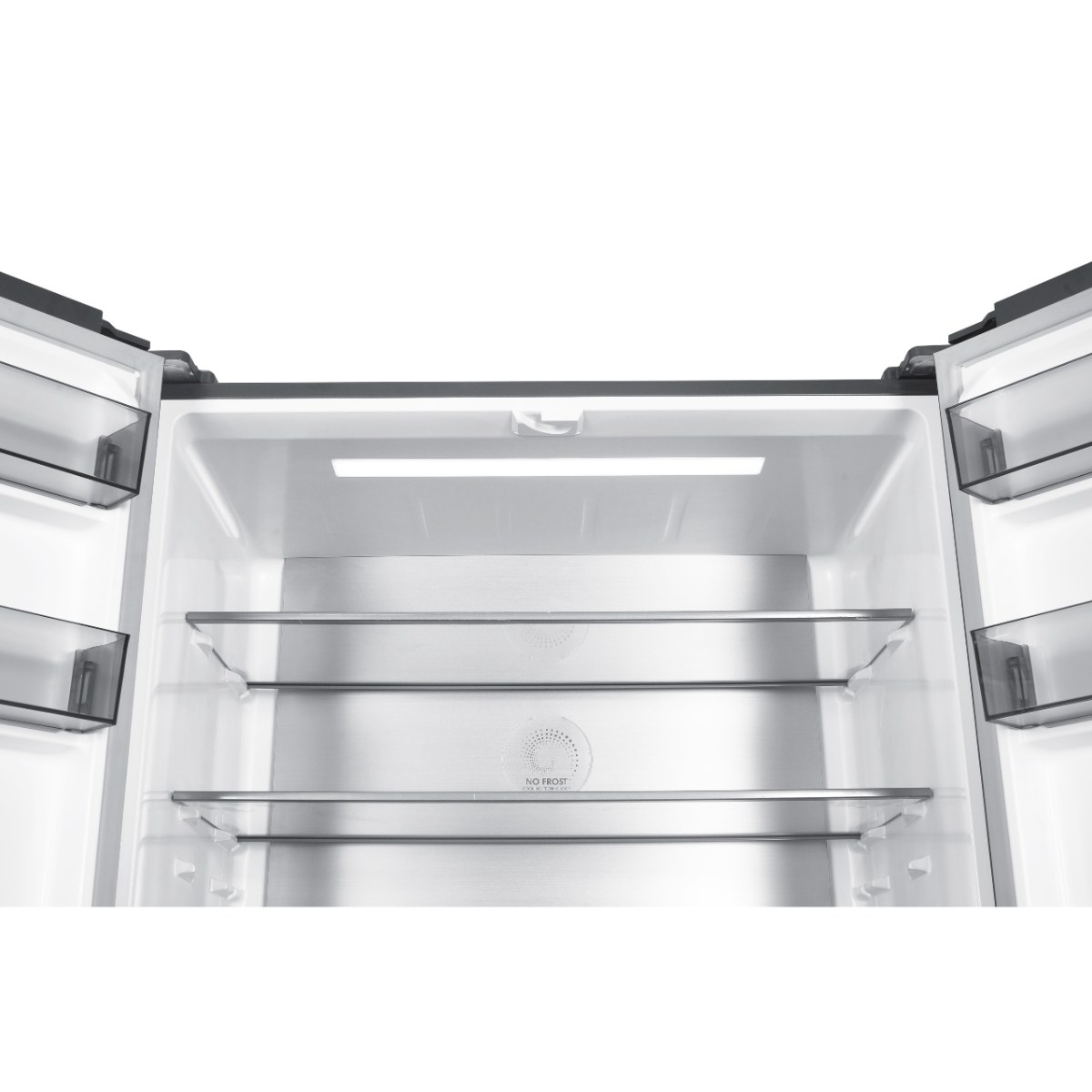 Wnętrze lodówki z półkami i światłem, widoczne logo No Frost.