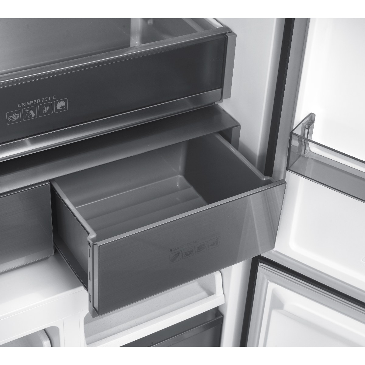 Wnętrze lodówki z otwartymi szufladami. Szuflady są szare. Na jednej szufladzie napisano Crisper Zone, na drugiej Share Zone.