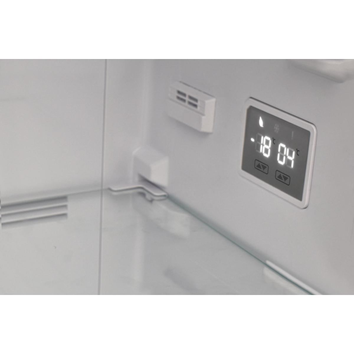 Close-up van een koelkastinterieur met een digitaal temperatuurregelpaneel.