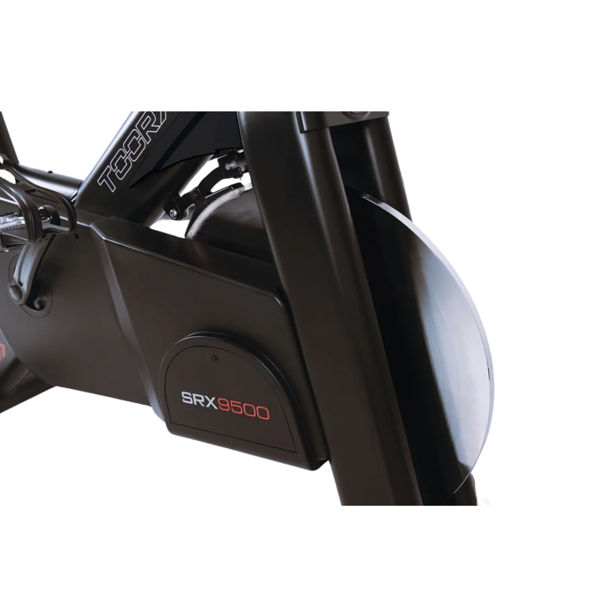 Een close-up van de wielen van een zwarte hometrainer, met het SRX9500-logo zichtbaar.