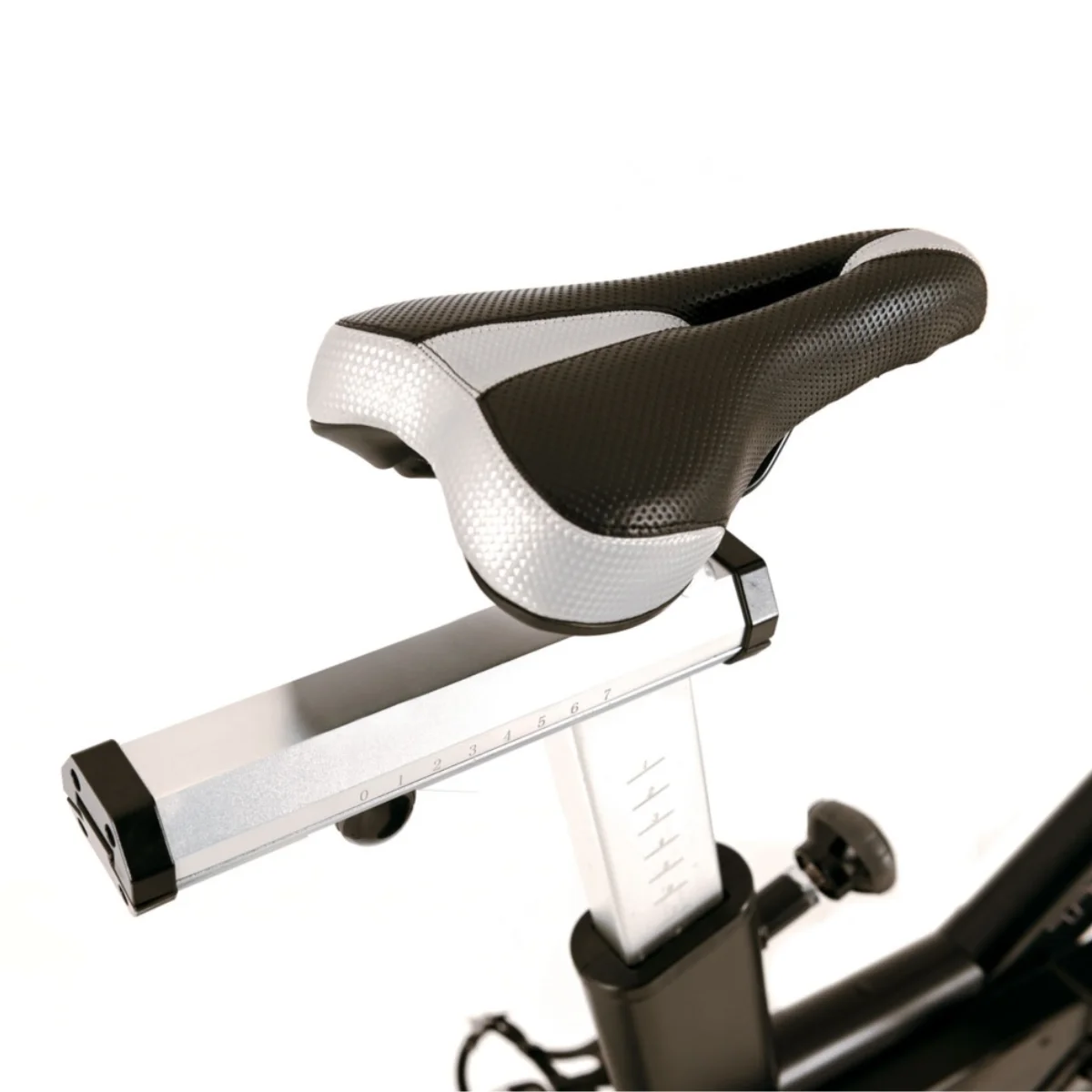 Zadel van de hometrainer. Zwart en zilver design. In hoogte verstelbaar.