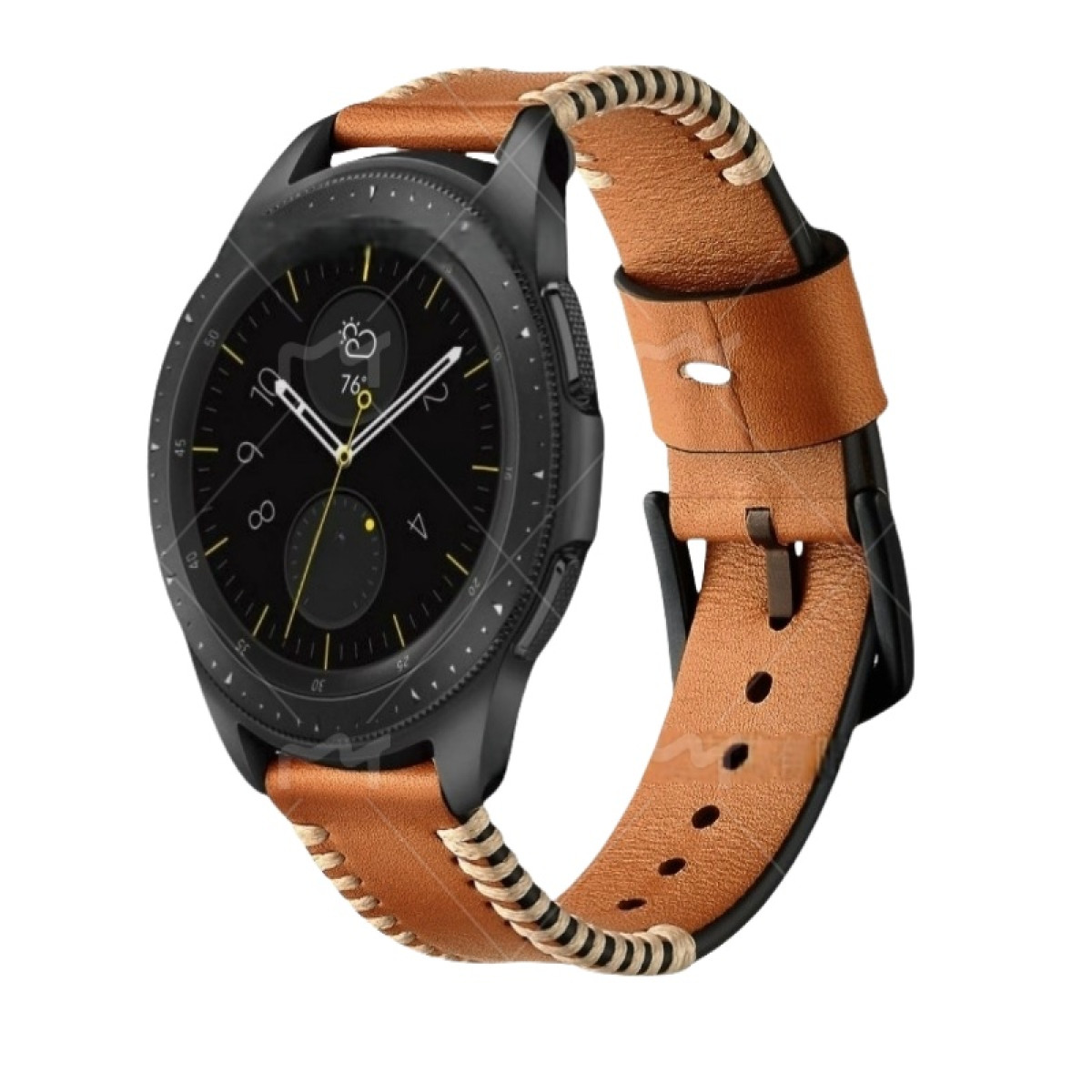 Smartwatch nero con cinturino in pelle marrone. Il display mostra l'ora. Sfondo bianco.