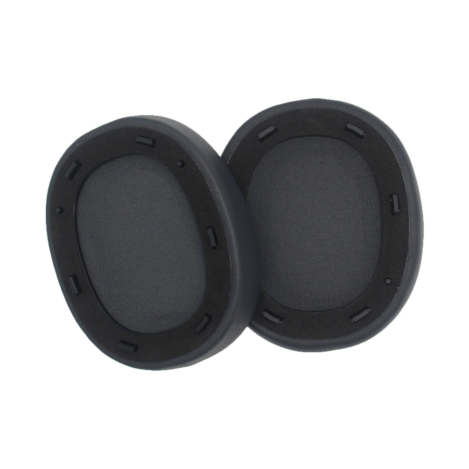 Due cuscinetti auricolari neri, di forma ovale. Ognuno ha un centro in tessuto e un anello esterno nero.
