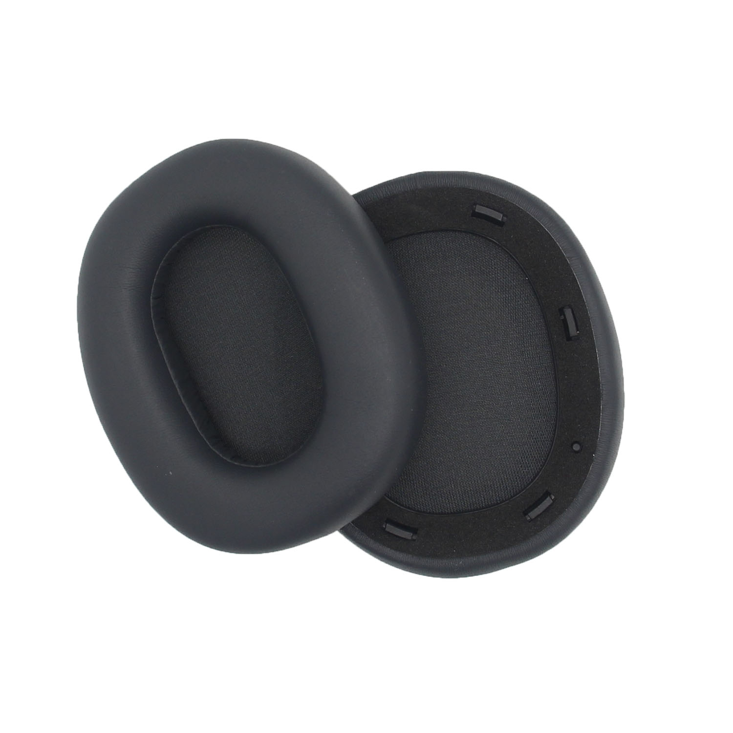 Due cuscinetti auricolari per cuffie over-ear grigio scuro, isolati su sfondo bianco.
