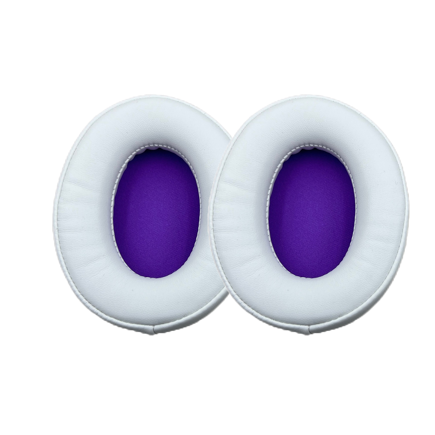 Twee witte oorkussens voor hoofdtelefoons. Ze hebben paarse binnenstof en een glad, leerachtig oppervlak.