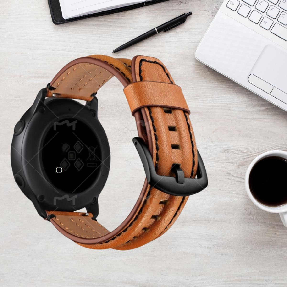 Smartwatch con cinturino in pelle marrone e fibbia nera. Il quadrante è nero.