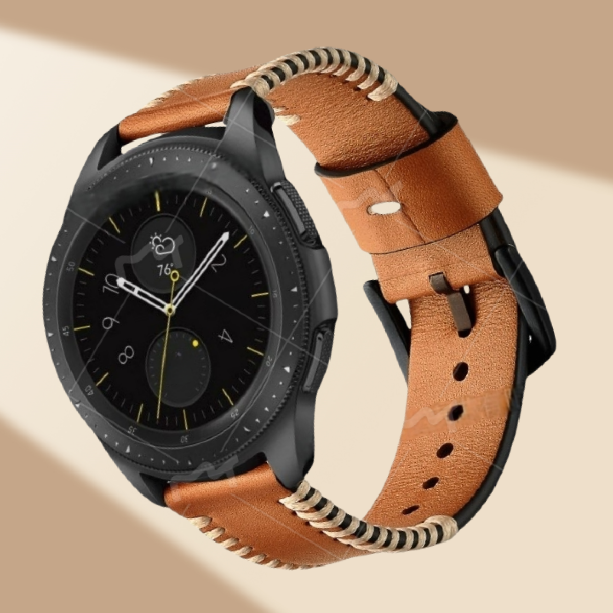 Smartwatch nera con cinturino in pelle marrone. Lo sfondo è un gradiente beige.