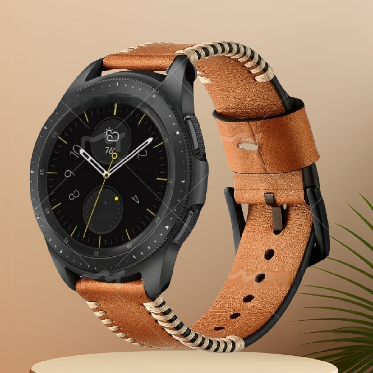 Uno smartwatch nero con cinturino in pelle marrone, su un piedistallo beige chiaro.