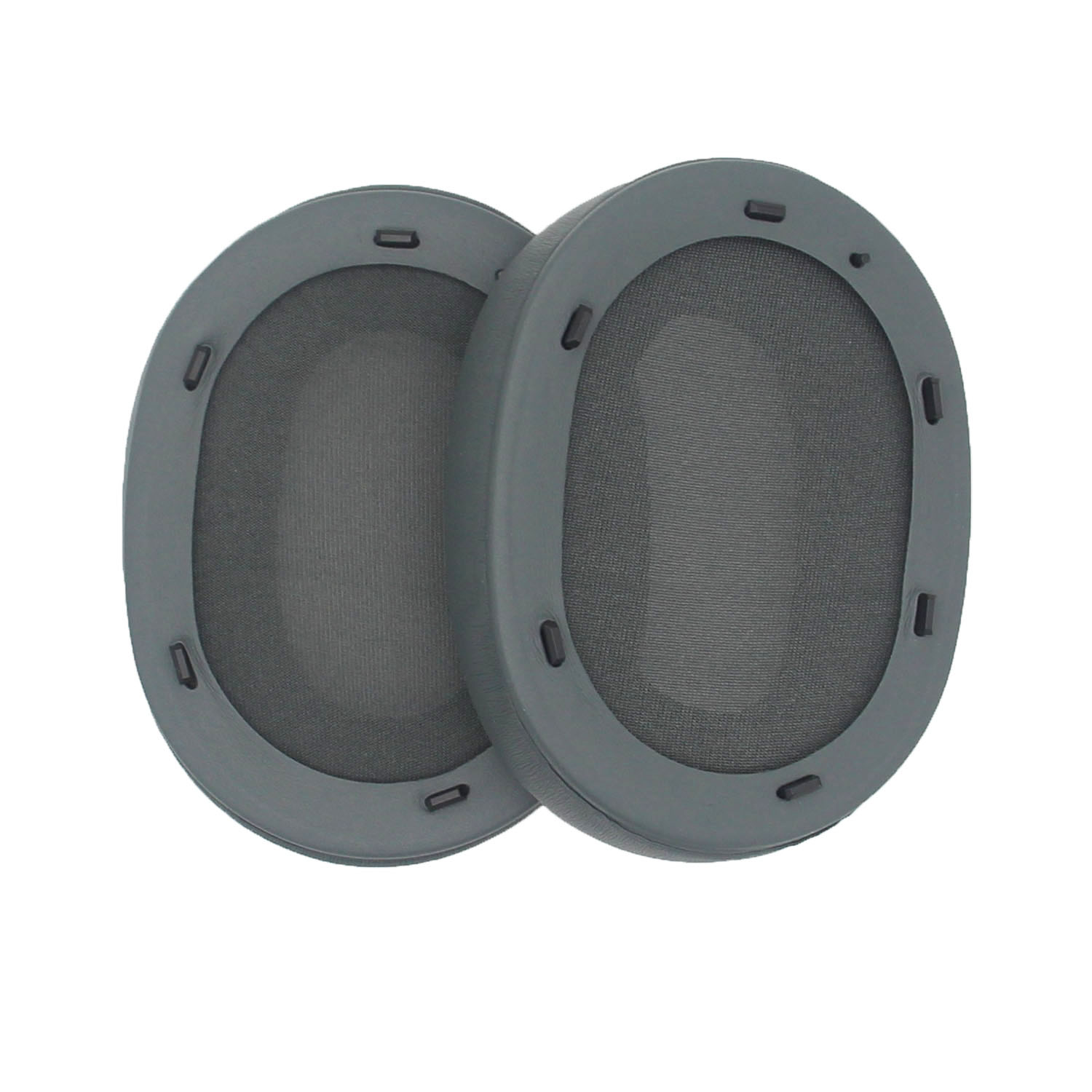 Due cuscinetti auricolari grigi con rete. I cuscinetti sono di forma ovale con una cornice grigio scuro.