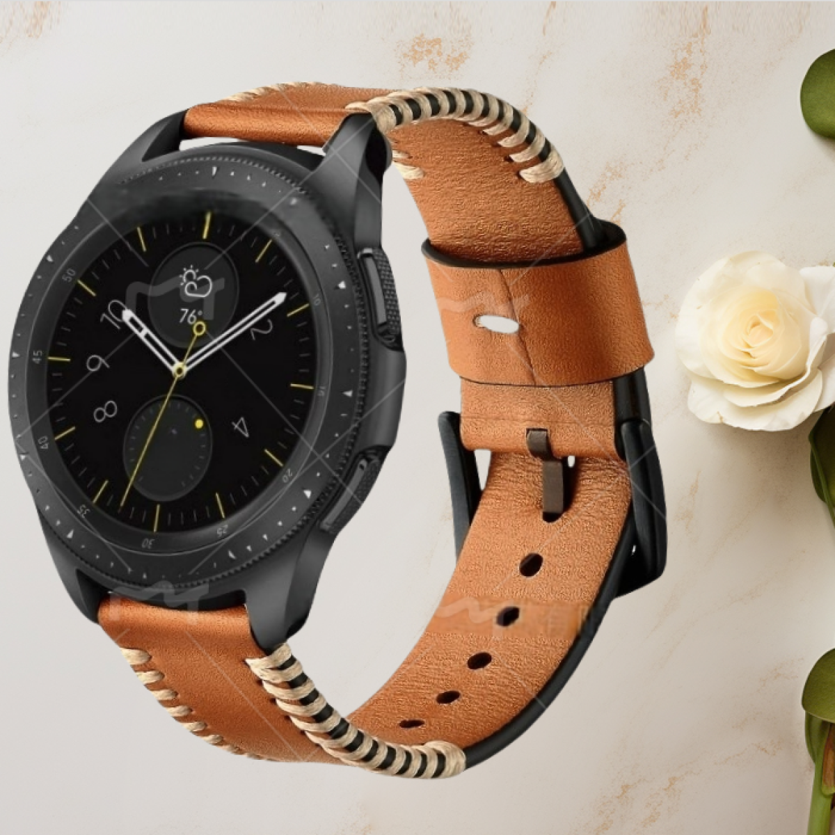 Smartwatch nero con cinturino in pelle marrone. Un fiore bianco è sullo sfondo.