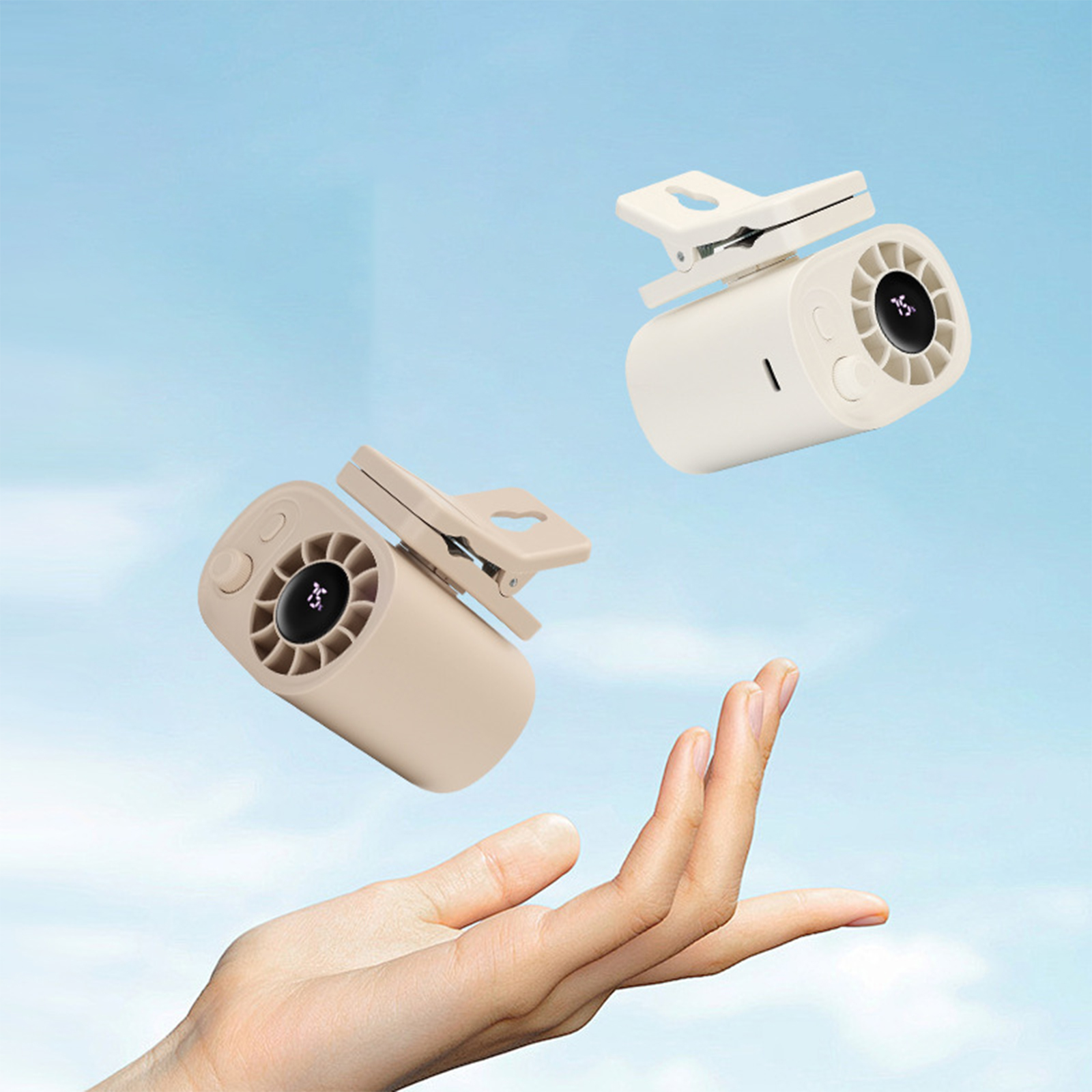 Zwei tragbare Ventilatoren mit Clips. Ein Ventilator ist beige, der andere fliegt.