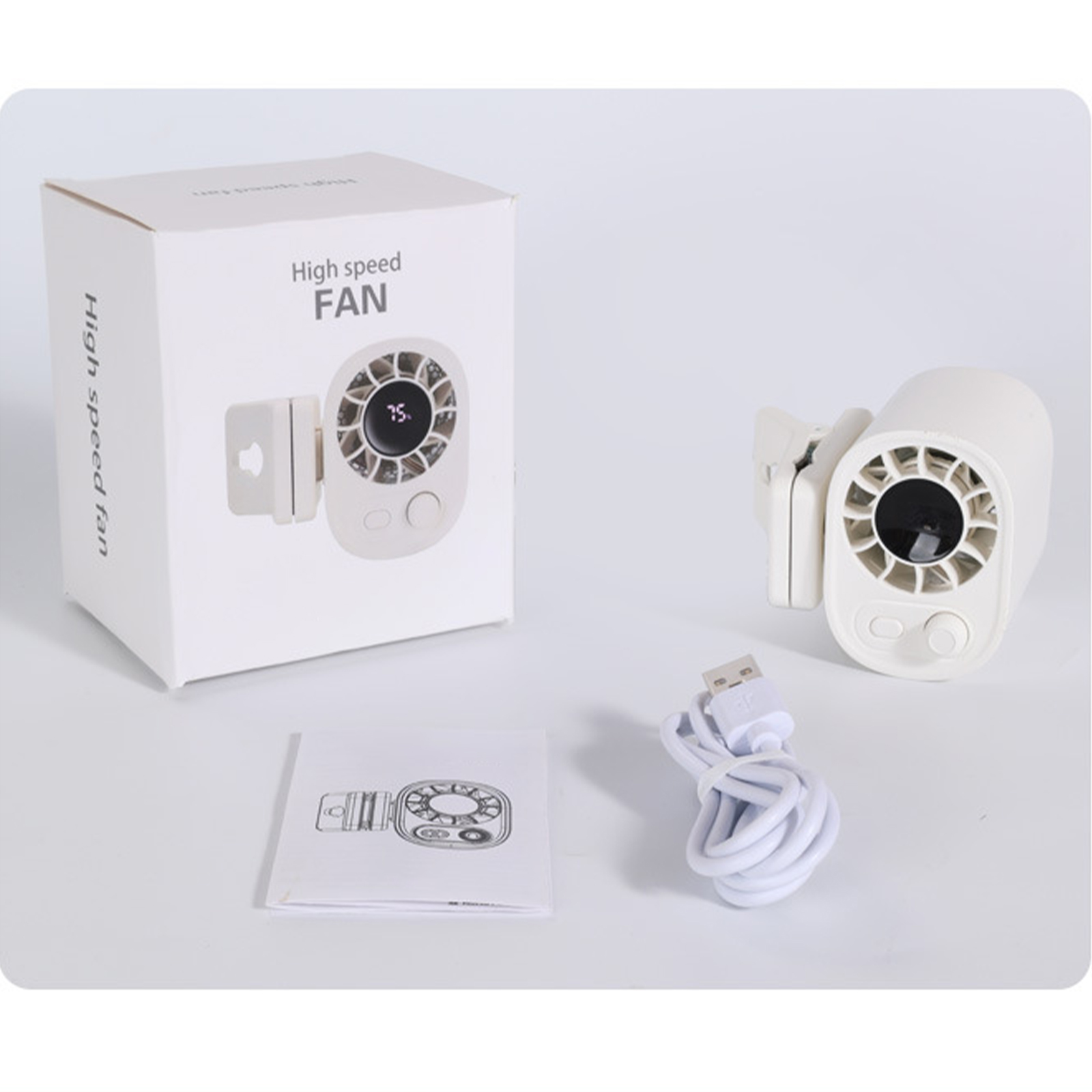 Ein weißer Ventilator mit USB-Kabel, eine weiße Box und eine Anleitung, alles auf einer weißen Oberfläche.