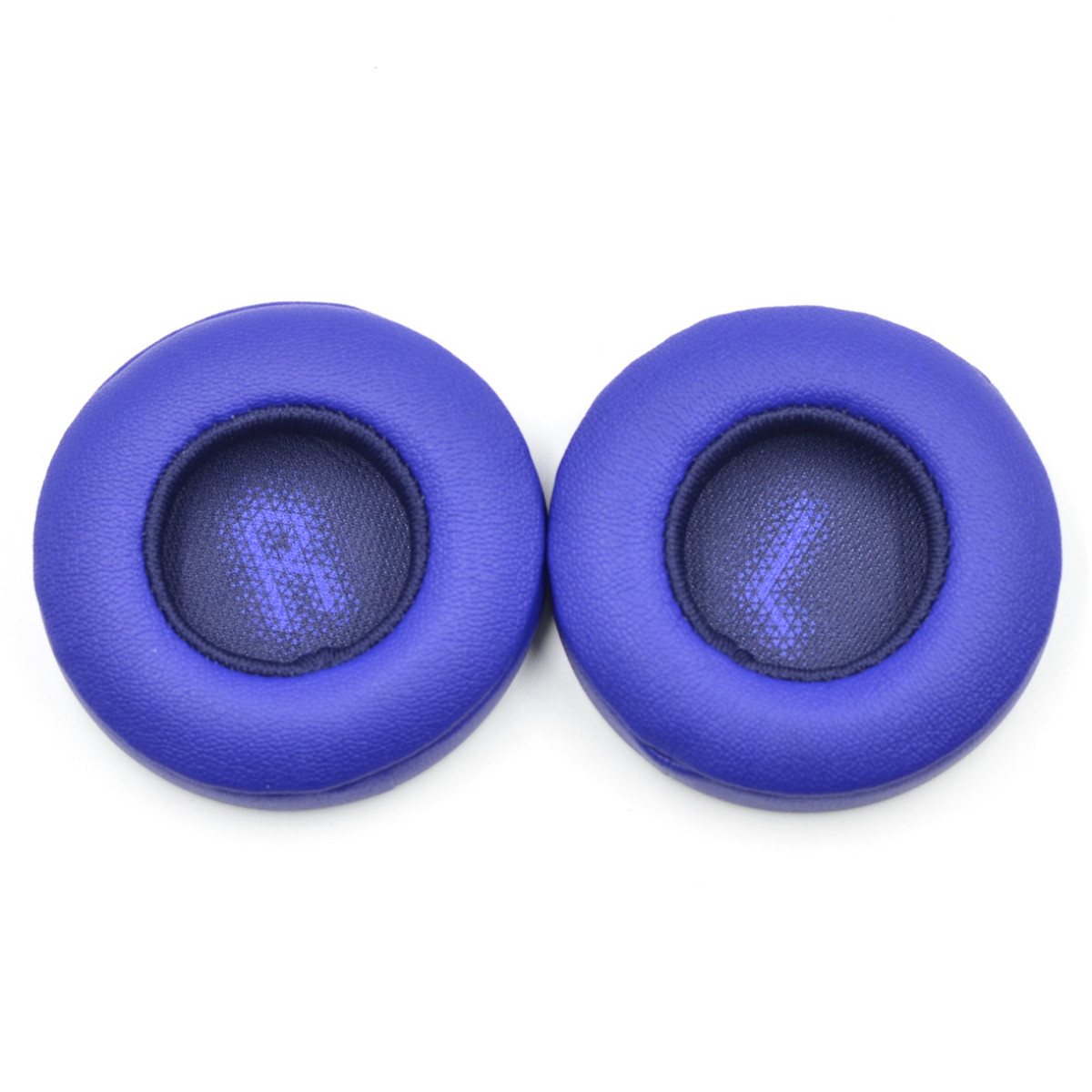Due cuscinetti per cuffie circolari blu. Hanno un design centrale. Sfondo bianco.