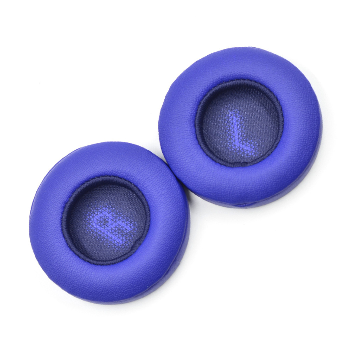Due cuscinetti auricolari blu con una L blu. Isolati su sfondo bianco.