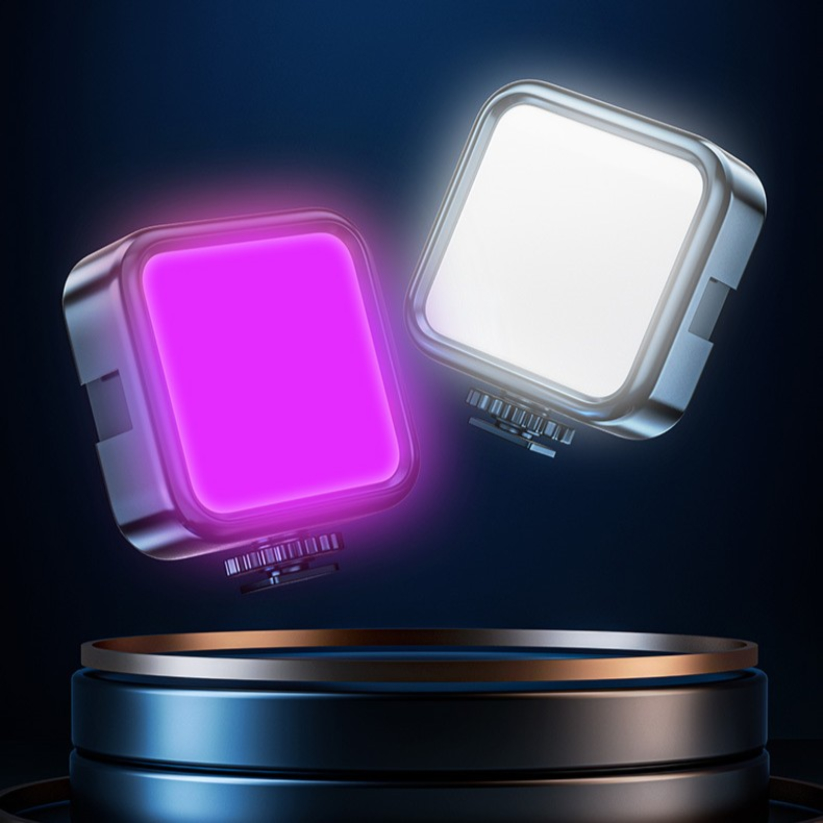 Zwei quadratische LED-Leuchten, eine lila, eine weiß, auf dunklem Hintergrund.
