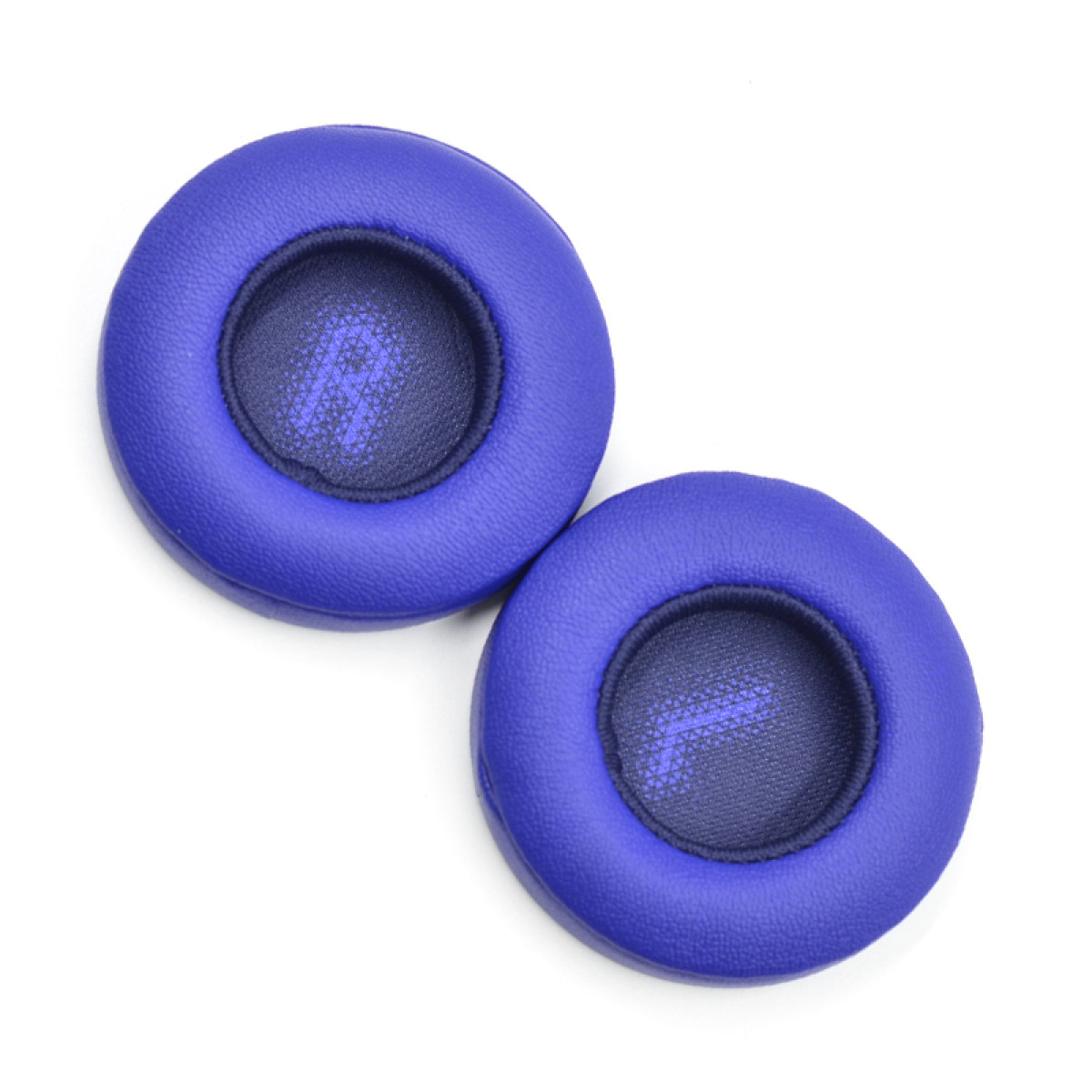 Due cuscinetti blu rotondi per cuffie, su una superficie bianca. Ognuno ha un centro blu scuro.