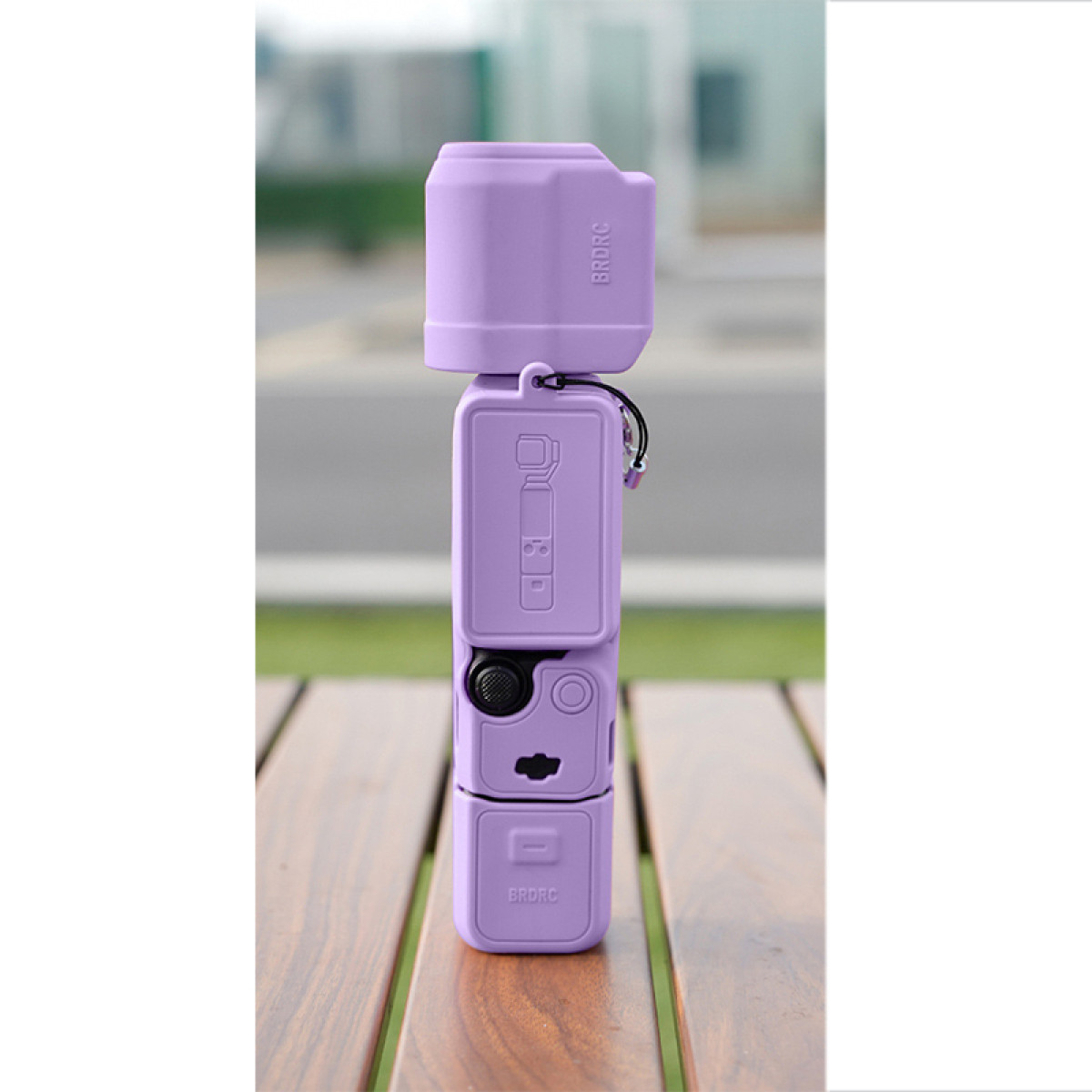 Un kit custodia per fotocamera viola, in posizione verticale, su un tavolo di legno. Ha diversi scomparti.